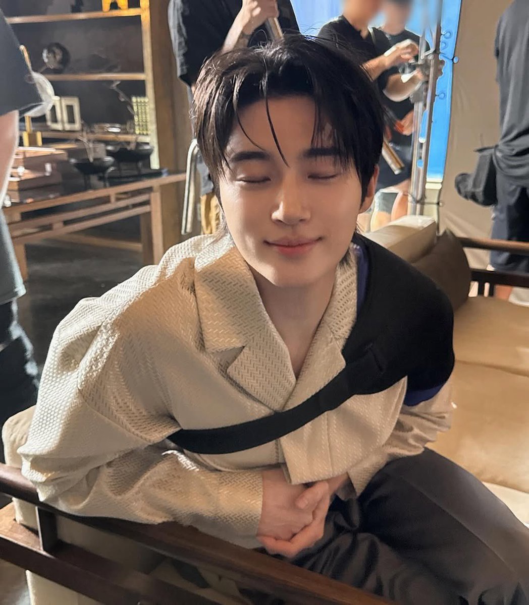 𝜗𝜚 tweet media