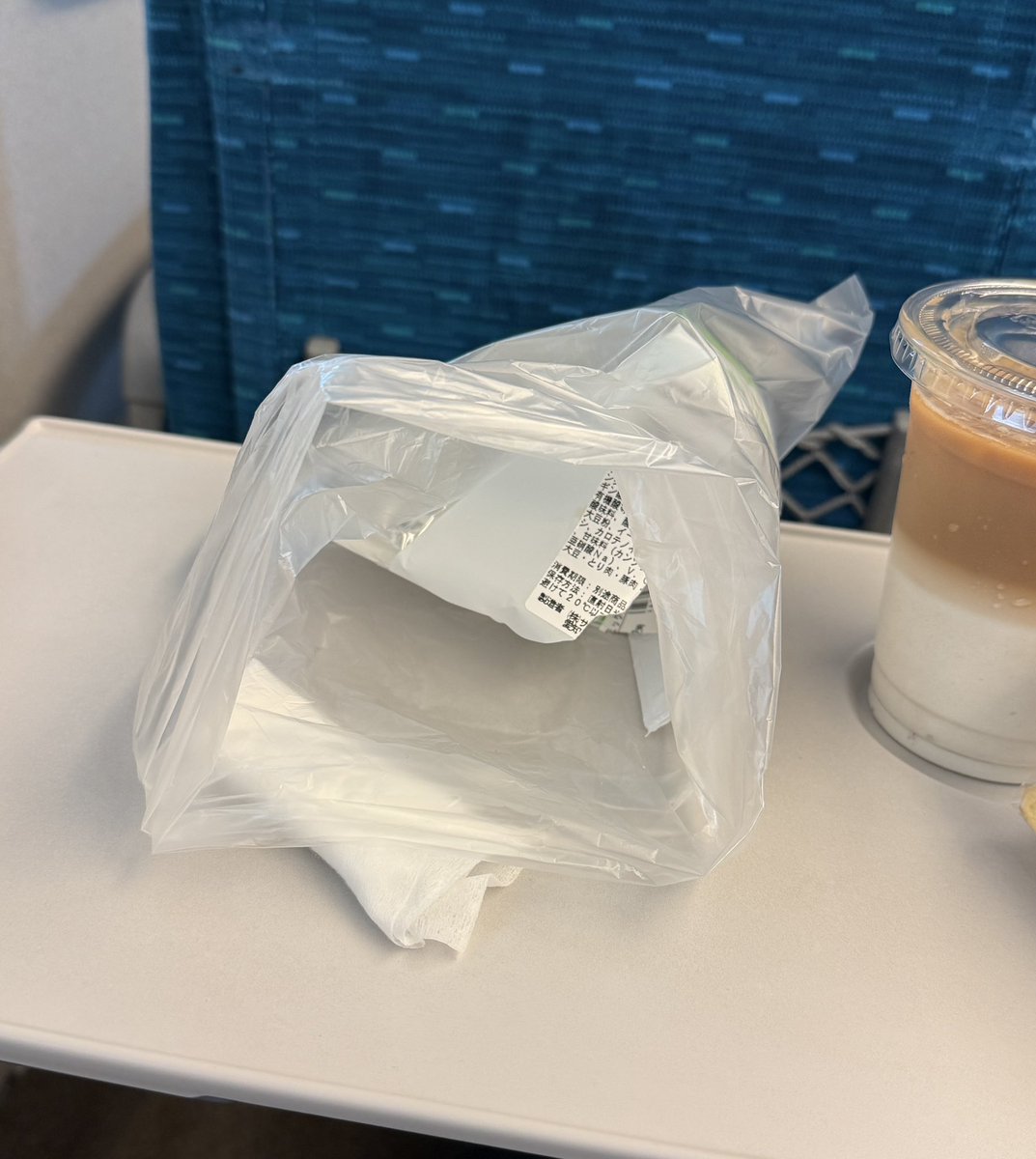 🚅ガタンゴトーン🎵
最近、買った物をエコバッグだったり…カバンの隙間に入れてしまう事が多いから、エチケット袋を持参🎵
旅の必需品ですな。