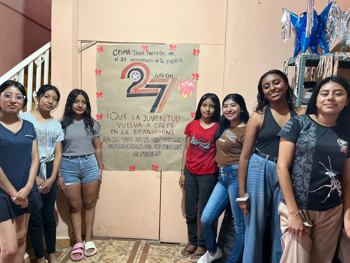 Moradoras de la Casa del Estudiante se unen a los festejos rumbo al 27 aniversario de la FNERRR, elaborando un periódico mural con creatividad y conciencia ✊📢

La juventud organizada sigue en pie de lucha 🔥
#27AñosFNERRR #JuventudEnLucha