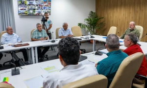 ⛽️🛢️😶‍🌫️ǀ El miembro del Buró Político y primer ministro, Manuel Marrero Cruz, llamó a elevar el combate contra los delitos, con especial énfasis en los asociados al robo de combustible.
🔗acortar.link/bYHdO2