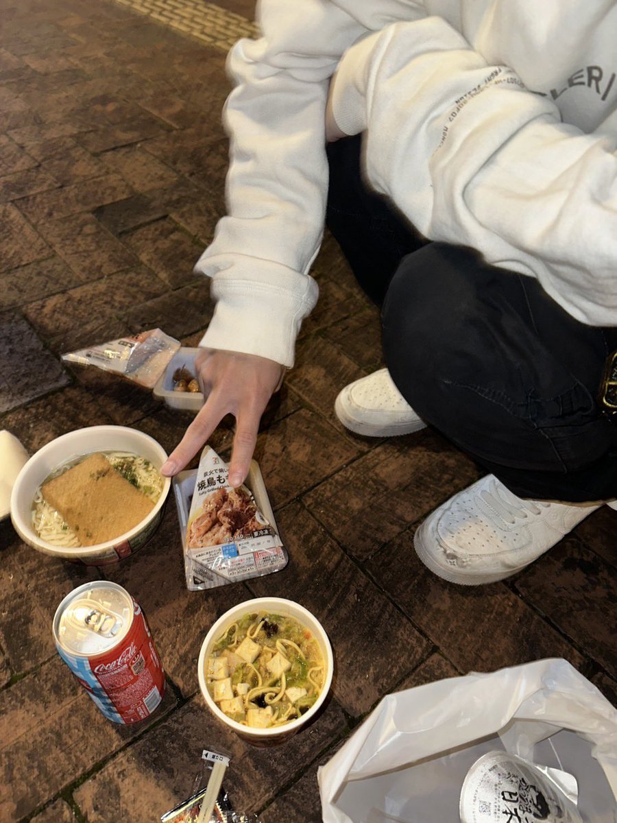 食に困っています。たまにはカップラーメンも悪くない((ヾ(･д･｡)ﾌﾘﾌﾘ