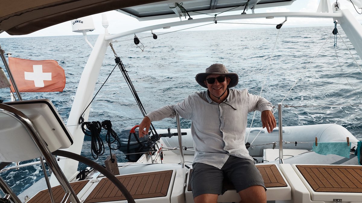 symeerla's tweet image. Nach einer guten Nacht in der Naidi Bay geht es Anker auf und weiter in Richtung Osten, bis wir nach etwa 35sm die Südeinfahrt durch das Rainbow Reef nehmen. Am Abend kommen wir in der Viani Bay an, wo wir einige Tage verbringen möchten.
#meersegeln #symeerla #fiji