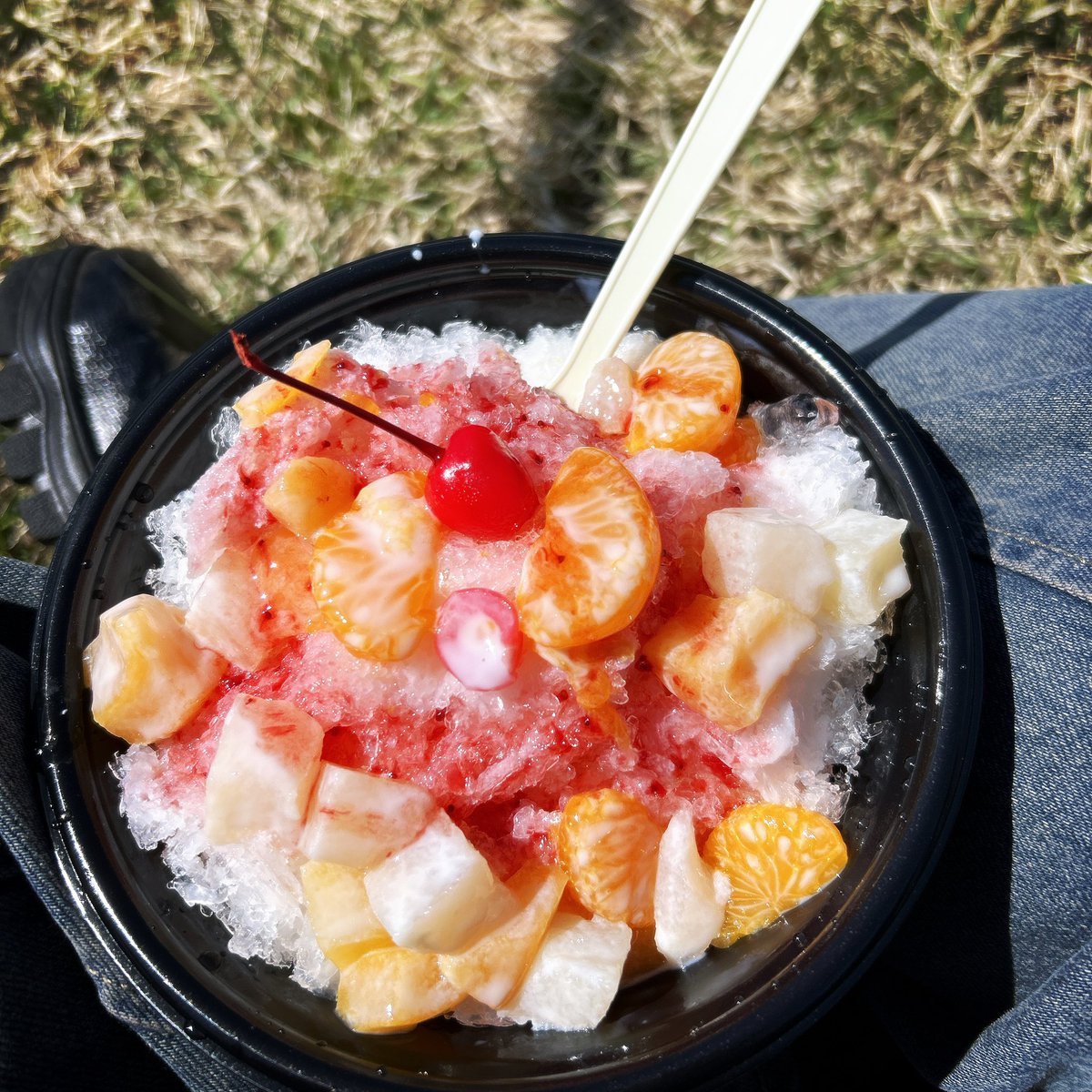 nanekooo's tweet photo. 今年も荒吐〜！おいしくるメロンパンからのハンブレッダーズ待ちでいちごのシロクマ🍓🐻‍❄️ https://t.co/jKRwldoRZI