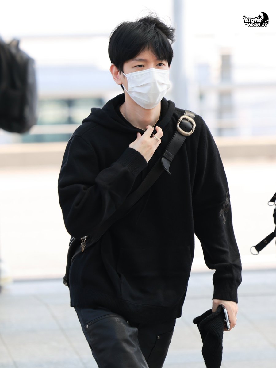 LightforBH_56's tweet photo. 260425 ICN 🛫
내 우유 강아지🐶🖤  @B_hundred_Hyun 
#백현 #BAEKHYUN #ペクヒョン #伯贤 https://t.co/t21l46JbAW