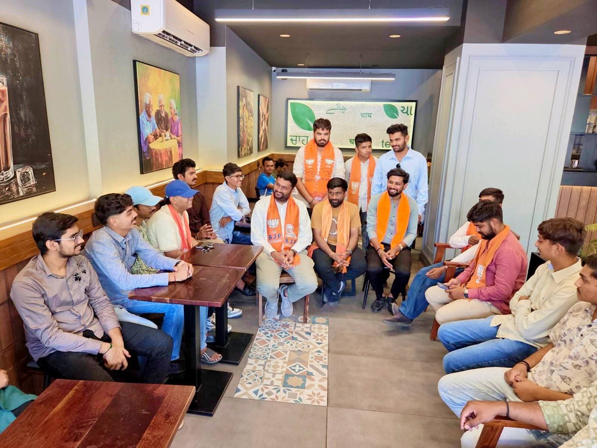 himanshugoraniy's tweet photo. 🚩 ચૂંટણી પ્રવાસ - ભાવનગર 🚩
ભાવનગર પ્રવાસ દરમિયાન Tea Post ખાતે સાથી કાર્યકર્તાશ્રીઓ સાથે "ચાય પે ચર્ચા" યોજી.
આ પ્રસંગે નવા યુવા મતદાતાઓ સાથે વિકાસલક્ષી મુદ્દાઓ પર સંવાદ કરી ભારતીય જનતા પાર્ટી પ્રત્યે વિશ્વાસ વધુ મજબૂત બનાવ્યો.
#Yuva4Vikas #BJPGujarat #BJYMGUJARAT #teapost https://t.co/BTDXUVDOdX