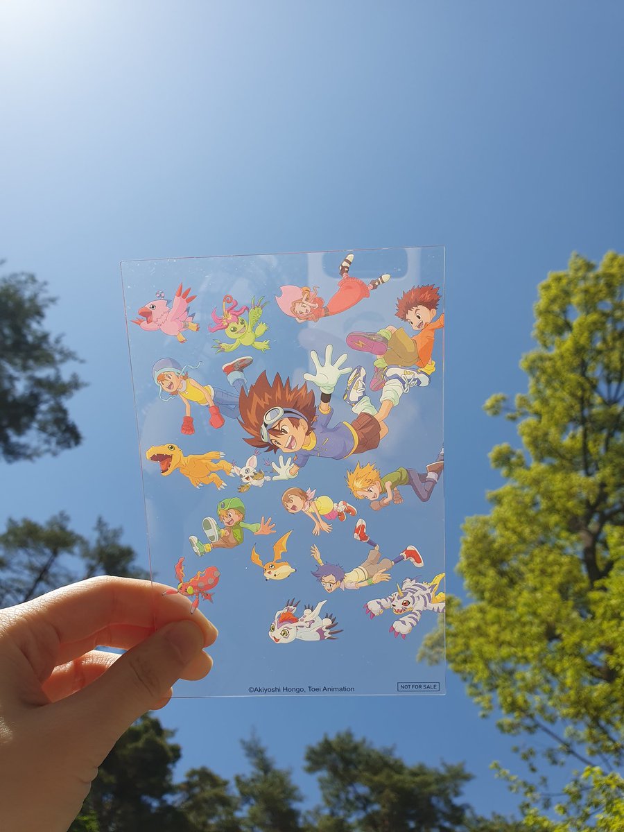 하늘이 너무 예뻐서 찍음
디지몬이랑 파란하늘 너무 잘어울려