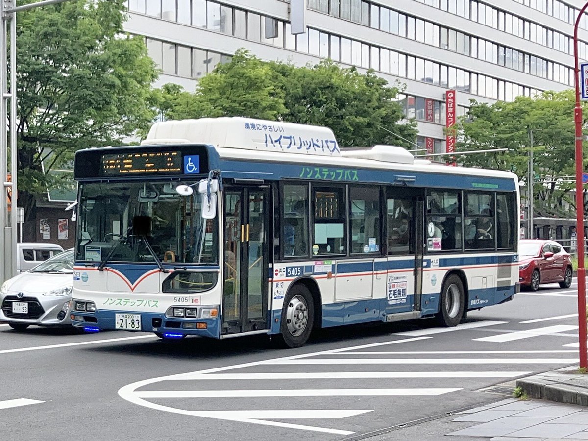 京成バス千葉イースト、千葉東営業所
日野ブルーリボンシティハイブリッド
BJG-HU8JMFP
2010年製
5405号車、貸切
2026.4.25千葉駅
イースト合併後も残り千03の運用に入る5405。
正面の運転席側にあるプレート、ラストランかと思ったが、嬉しい勘違い？？
確かによく見ればLAST RUNプレートではない。