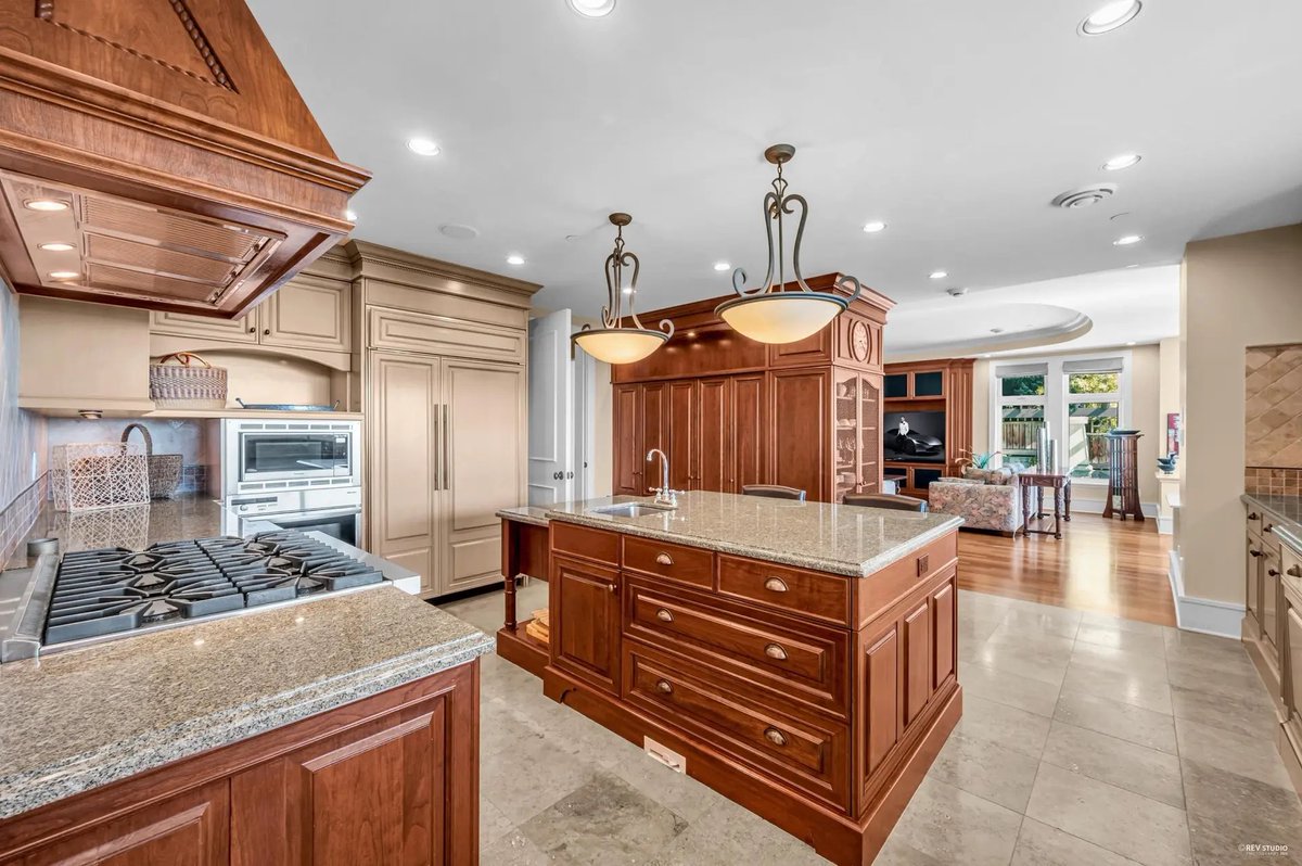 PontilloRealty's tweet photo. Proud to have represented the amazing buyers on this exceptional home!

📍2495 Hudson Court, Whitby Estates, West Vancouver
🔑 Listed at: $8,580,000 
🏡 Lot size: 20,060 SF 
📐 Living: 9,500 + SF

https://t.co/Heavpozc7l https://t.co/GirYzmkIH0
