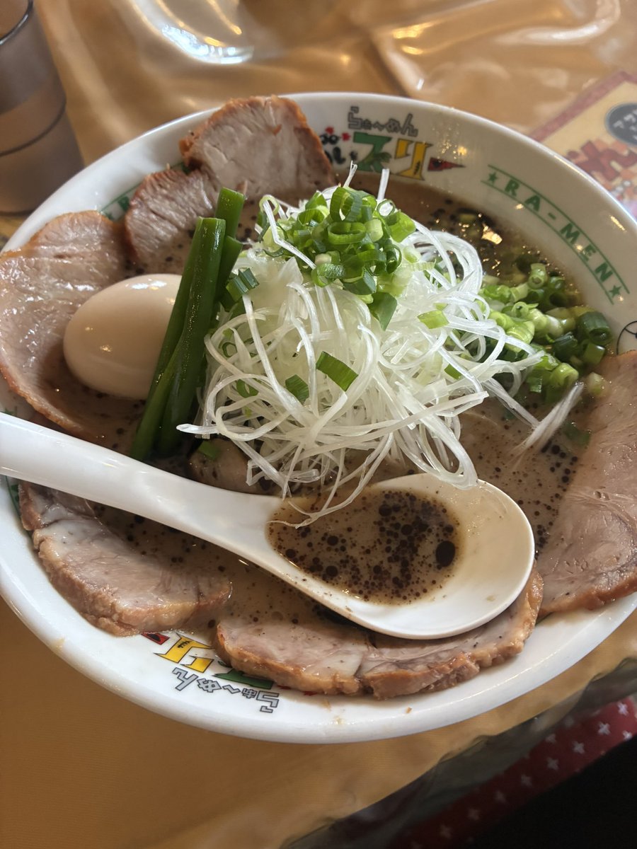 rx78tty's tweet photo. 初訪の伊勢崎のぶぃスリーさんへ🍜
ﾈｷﾞﾁｬｰｼｭｰｱｼﾞﾀﾏﾒﾝｶﾀとそぼろごはん。
臭みのない豚骨はとてもﾏｲﾙﾄﾞ、マー油のコクも👍美味いっ‼️これは再訪確定😁明るい接客も好印象👍
ていうかﾗｰﾒﾝﾗﾘｰ終わってたんですね…
次回はミソを。持ち帰り🍛も気になる…
ごちそうさま🙏 https://t.co/ketwDJ81Cy