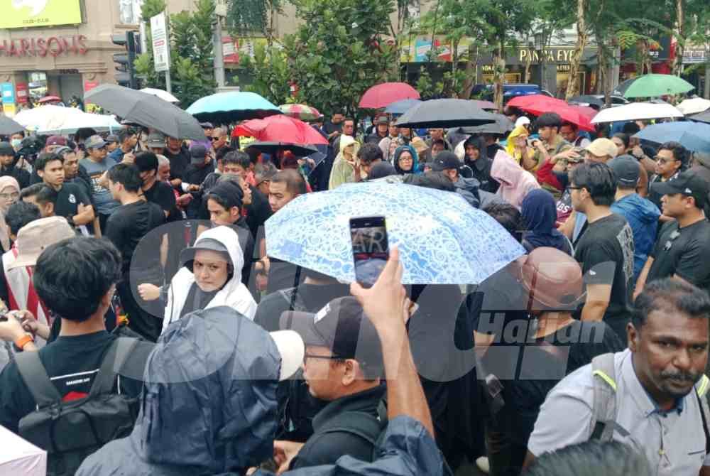 SinarOnline's tweet image. Peserta Himpunan Tangkap Azam Baki mula berhimpun

Situasi bagaimanapun berlangsung dengan tenang dan terkawal sambil diawasi oleh petugas keselamatan.

Artikel: sinarharian.com.my/article/777220…

#SinarHarian #beritaterkini #HimpunanTangkapAzamBaki #SPRM #Sogo #JalanTAR