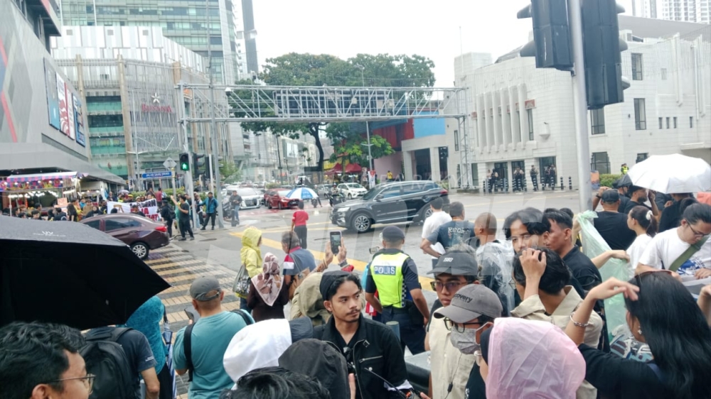 SinarOnline's tweet image. Peserta Himpunan Tangkap Azam Baki mula berhimpun

Situasi bagaimanapun berlangsung dengan tenang dan terkawal sambil diawasi oleh petugas keselamatan.

Artikel: sinarharian.com.my/article/777220…

#SinarHarian #beritaterkini #HimpunanTangkapAzamBaki #SPRM #Sogo #JalanTAR