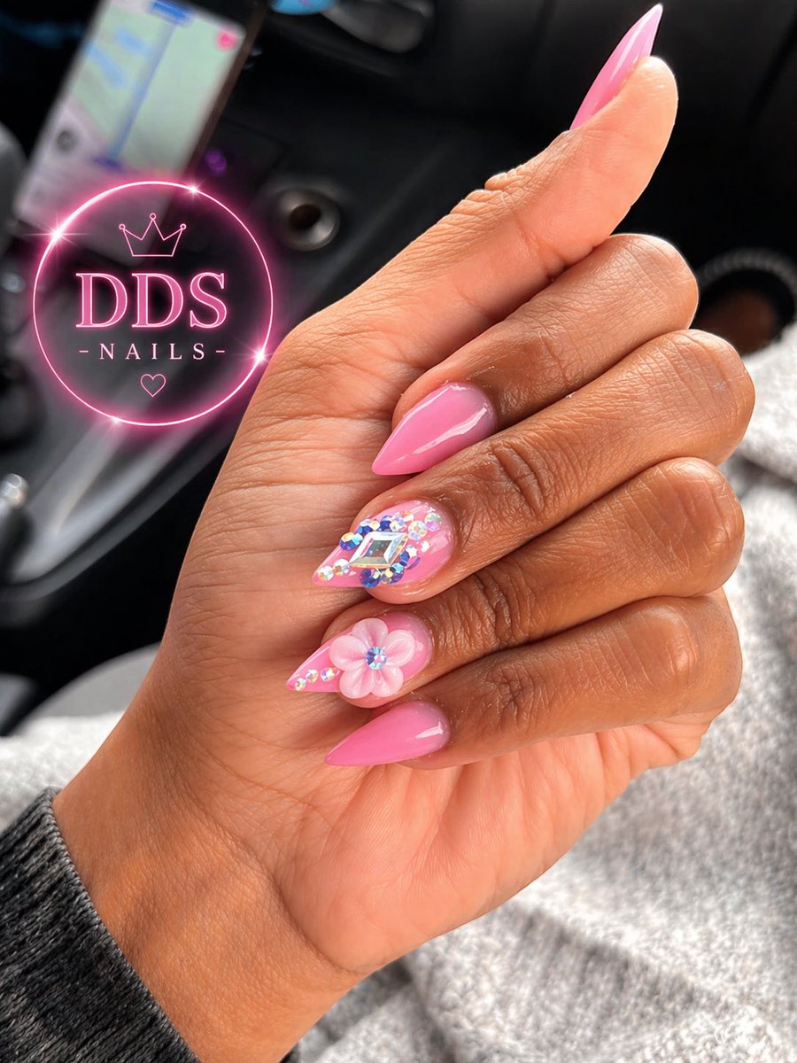 AtiradZehcnas0_'s tweet image. #nails