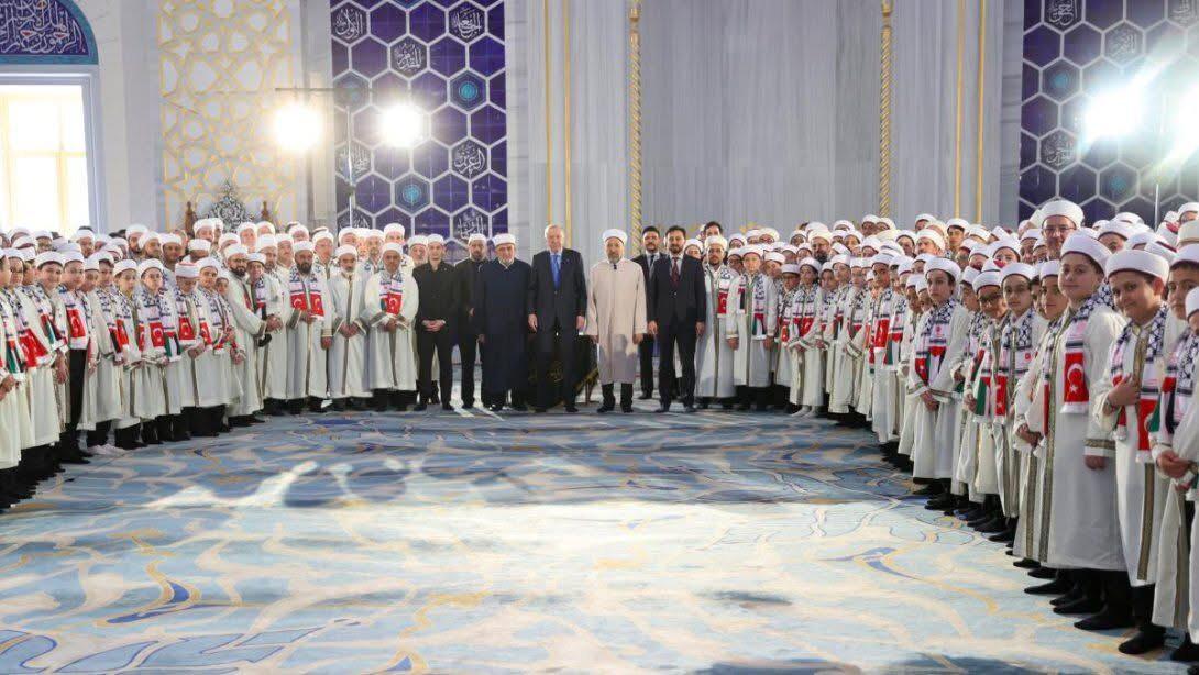 muslimgunduz's tweet photo. İçlerinde hıfzını tamamlayan ali türkili kardeşimiz de var 
Rabbimize zerrat adedince şükürler olsun ki bugünleri bize gösterdi
Çamlıca camiinde 333 hafızımız icazet aldılar
Sn başkanımızın nezaretinde https://t.co/RxPsIaVxox