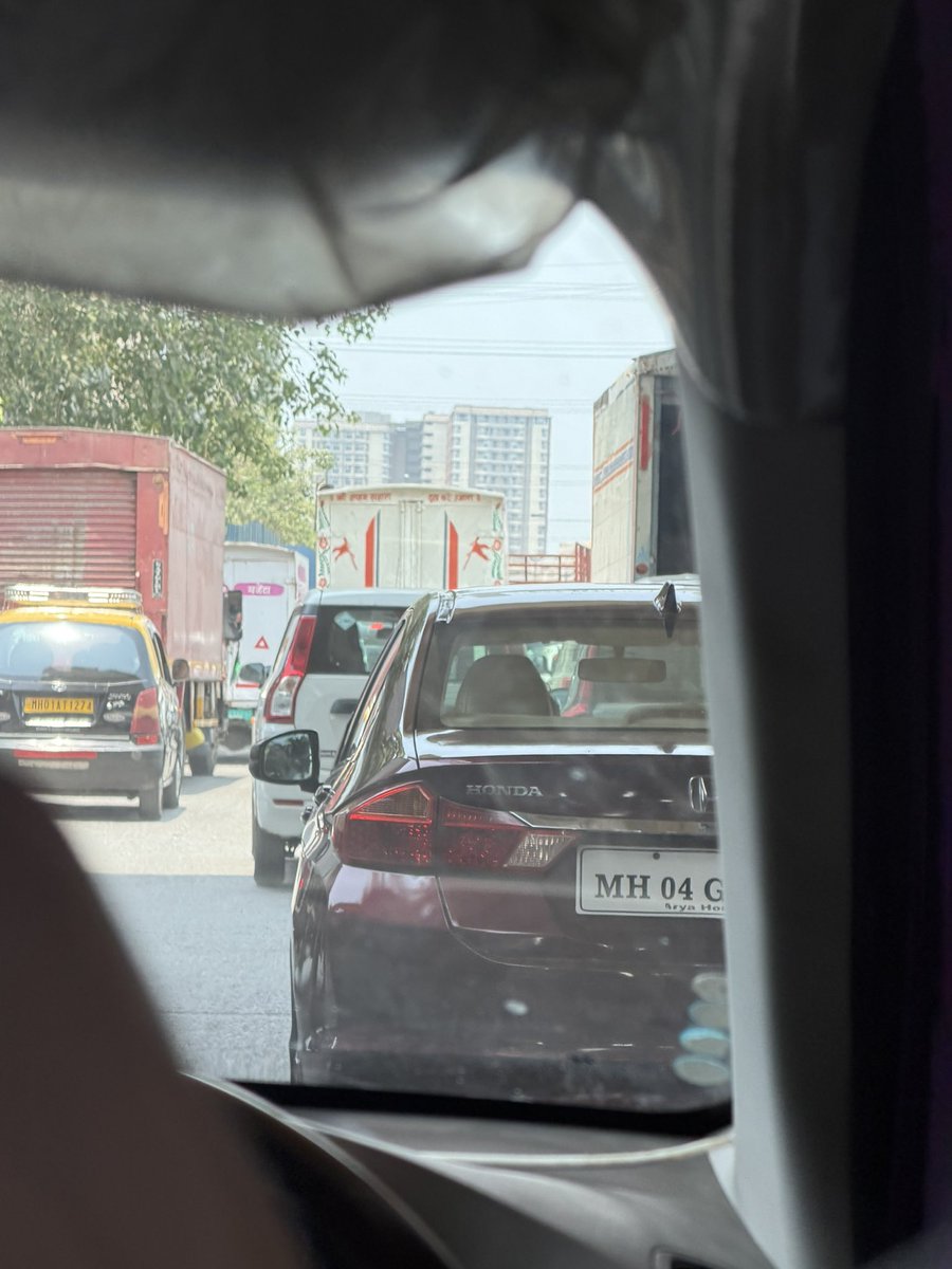 harshreasoning's tweet photo. @MTPHereToHelp Hi team, is there any possibility to resolve the constant traffic jam because of the metro construction at this chokepoint of Anik depot? Or maybe increase time for green light. The signal placed here is for a good cause, I understand, but it is causing more jams. https://t.co/CN4nq473Cv