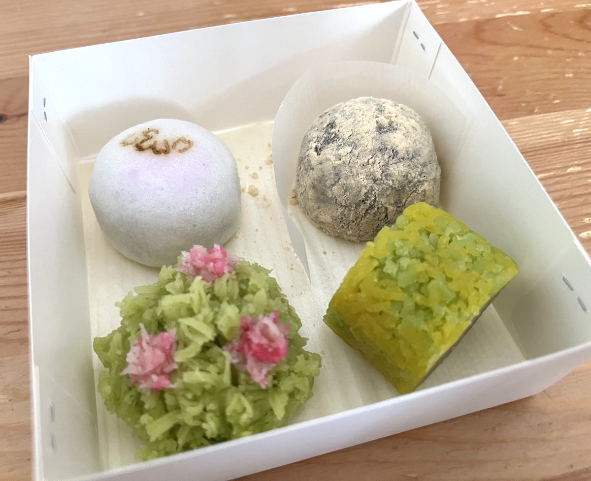Pikake414's tweet photo. 京都で1番おいしいと言われているお菓子屋さん。前からずっと行きたいと思っていたけれど、なかなか買いに行けず、ようやく今日購入できた✨
食べ切れないと思って4個にしたけれど、あっという間に平らげてしまった。。全種類買ってくればよかったー！ https://t.co/R2Vtbn61Nb
