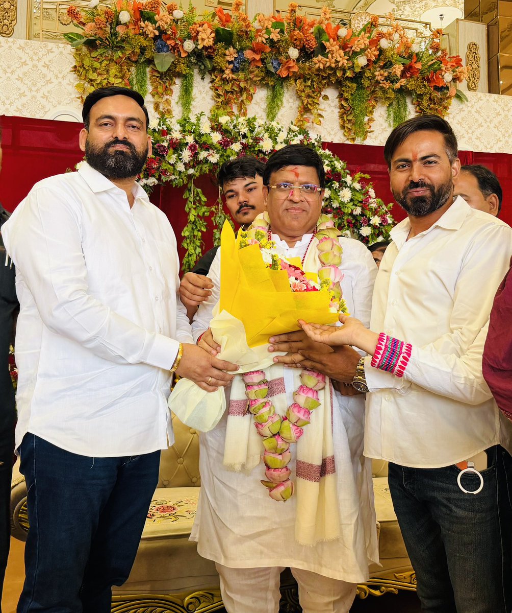 आज सेंट्रल पार्क सेक्टर 12 फरीदाबाद में हरियाणा सरकार में लोकप्रिय कैबिनेट मंत्री श्री <a href="/VipulGoelBJP/">Vipul Goel</a> जी से मिलकर उनको जन्मदिवस की हार्दिक शुभकामनाएँ दी।

ईश्वर से आपके उत्तम स्वास्थ्य, दीर्घायु एवं यशस्वी राजनैतिक जीवन की कामना करता हूँ। <a href="/ItsAmanGoel/">Aman Goel</a> <a href="/BJP4Haryana/">Haryana BJP</a>