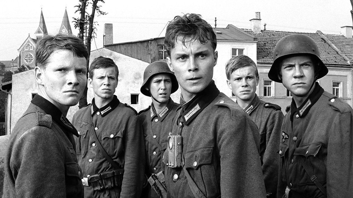 grajedapzo's tweet photo. El Puente 🇩🇪 (1959).

Retrato crudo y sin concesiones sobre la guerra. Con un guion sobrio y una fotografía notable, expone cómo adolescentes son arrastrados al conflicto y convertidos en instrumento de una causa agotada. Dura, directa y humana.

#ElPuente #DieBrücke #Cine #Movie https://t.co/FsKe3qj1Qe