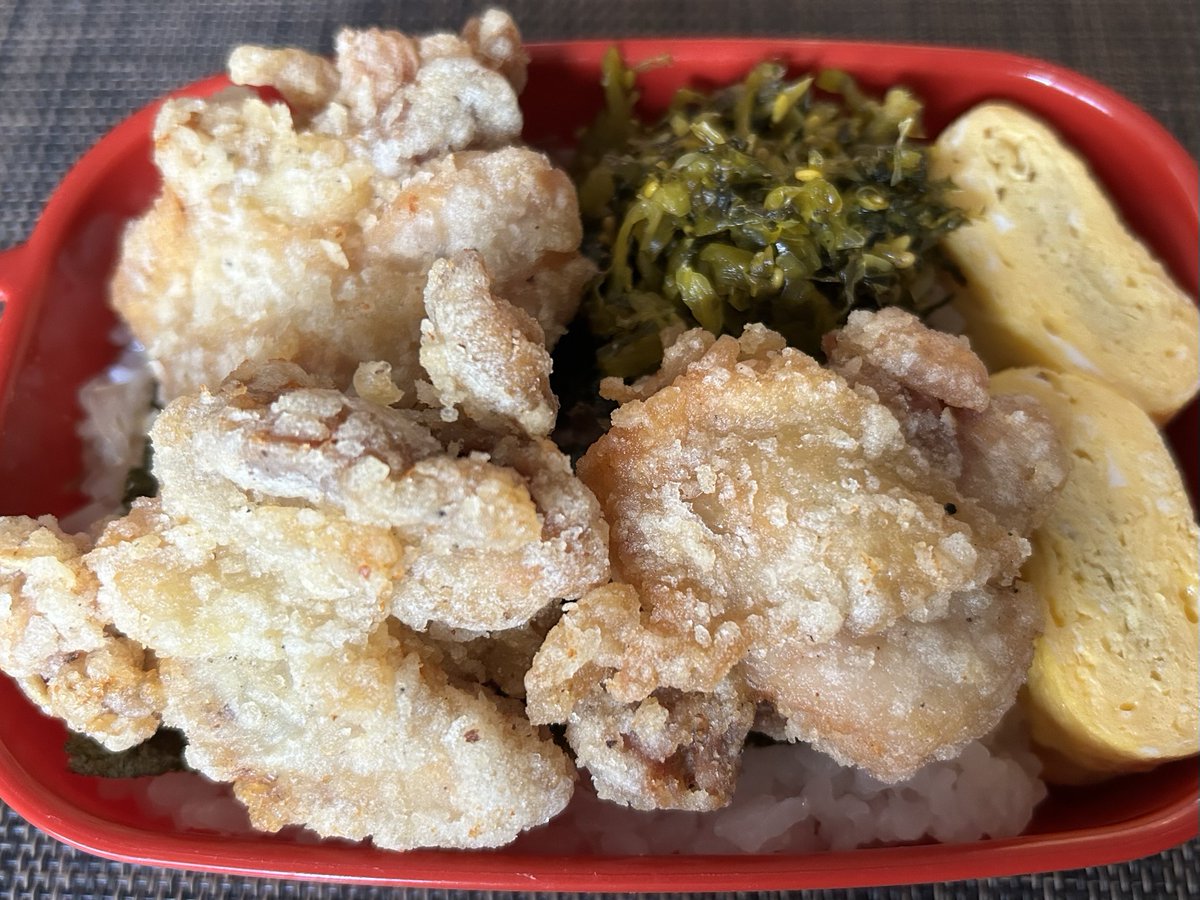 yokochin153604's tweet image. Good afternoon friends.

Today’s obento(lunch)
“Karaage”
“Tamagoyaki”
“Takana(otsukemono)”

I put too much the karaage in the obento box.

I wonder if the lid will close 😅

#japanesefood 
#Homecooking