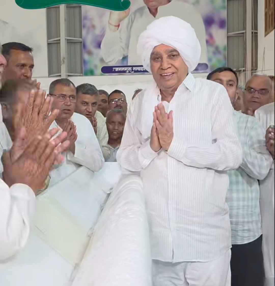हरियाणा के भिवानी जिले के ग्राम पंचायत सैय से सरपंच, चेयरमैन व गोशाला के गणमान्य लोगों ने सतलोक आश्रम पहुंचकर संत रामपाल जी महाराज को पगड़ी भेंट कर सम्मानित किया और उनका आशीर्वाद प्राप्त किया। #SANewsRajasthan #SantRampalJiMaharaj #SatlokAshram #Haryana #SocialWork #Bhiwani