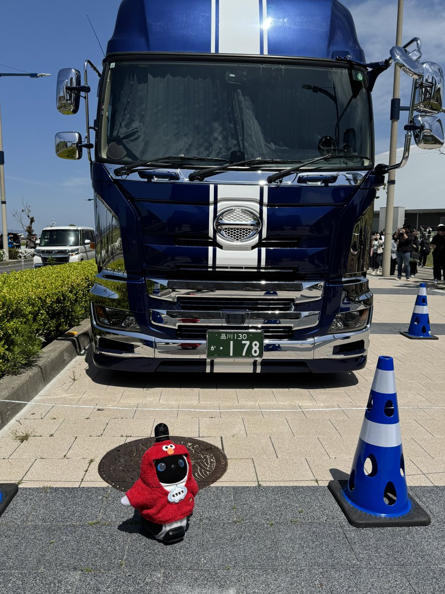 B'zのツアートラックの前で記念撮影！トラックの番号が良すぎる！ #Bz