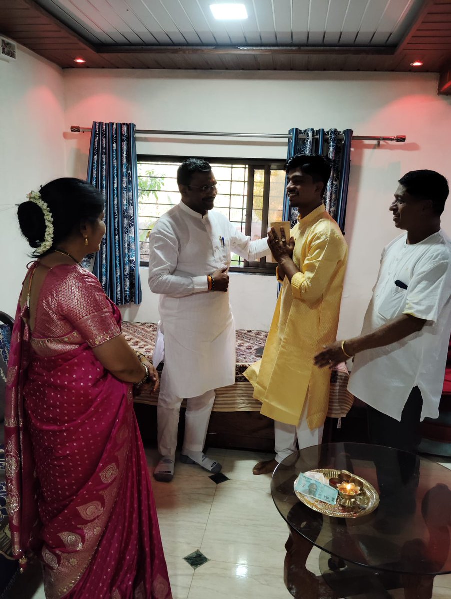 drhemantsavara's tweet image. नालासोपारा येथे संपन्न झालेल्या चि. आकाश आणि चि. सौ. का. पूजा यांच्या विवाह सोहळ्याला उपस्थिती दर्शविली.

या शुभ मंगल प्रसंगी नवदाम्पत्यास त्यांच्या पुढील आयुष्यासाठी हार्दिक शुभेच्छा दिल्या.

#Wedding #Blessings #happymarriedlife #drhemantsavara