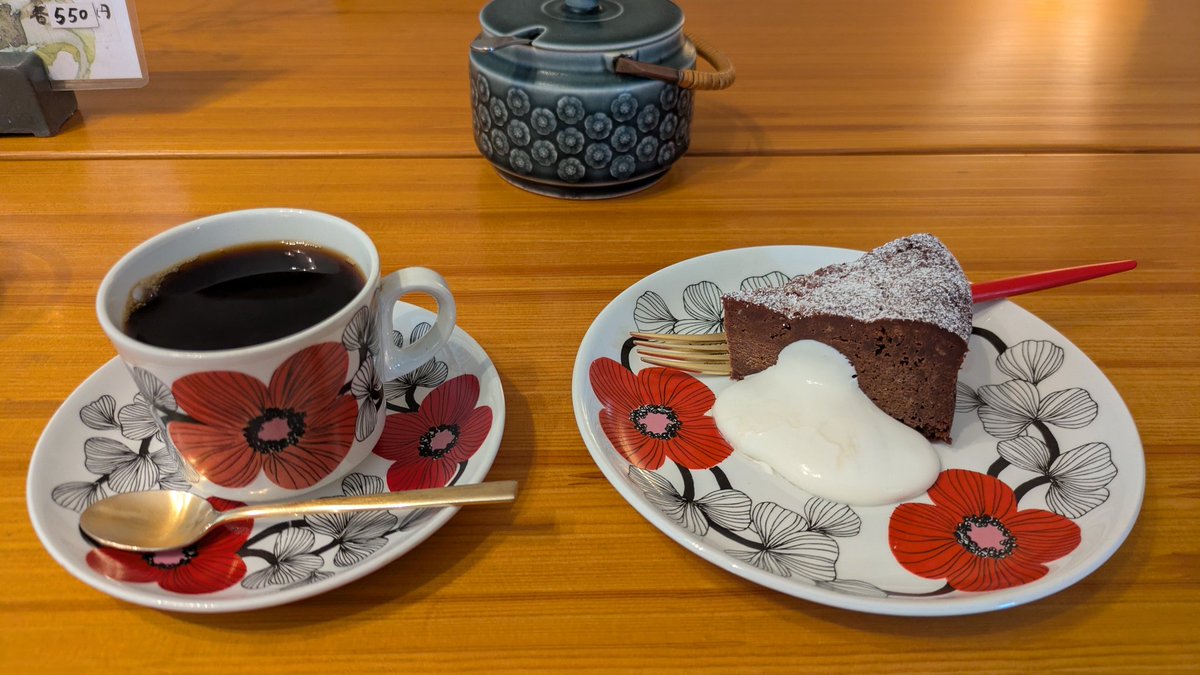 momo7619's tweet photo. 早起きして秩父へ芝桜を見に🌸30年振りくらい？って思ってたら25周年だって🤭みそポテト食べて、秩父神社でとんぼ玉おみくじ引いてお茶して帰宅。ラビューも初めて乗ったよー https://t.co/5qfJSThtis