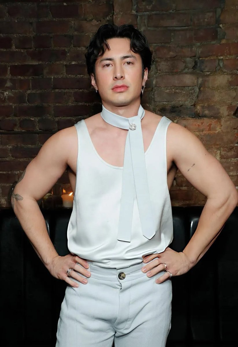 𝐒𝐇𝐀𝐍𝐄 tweet media