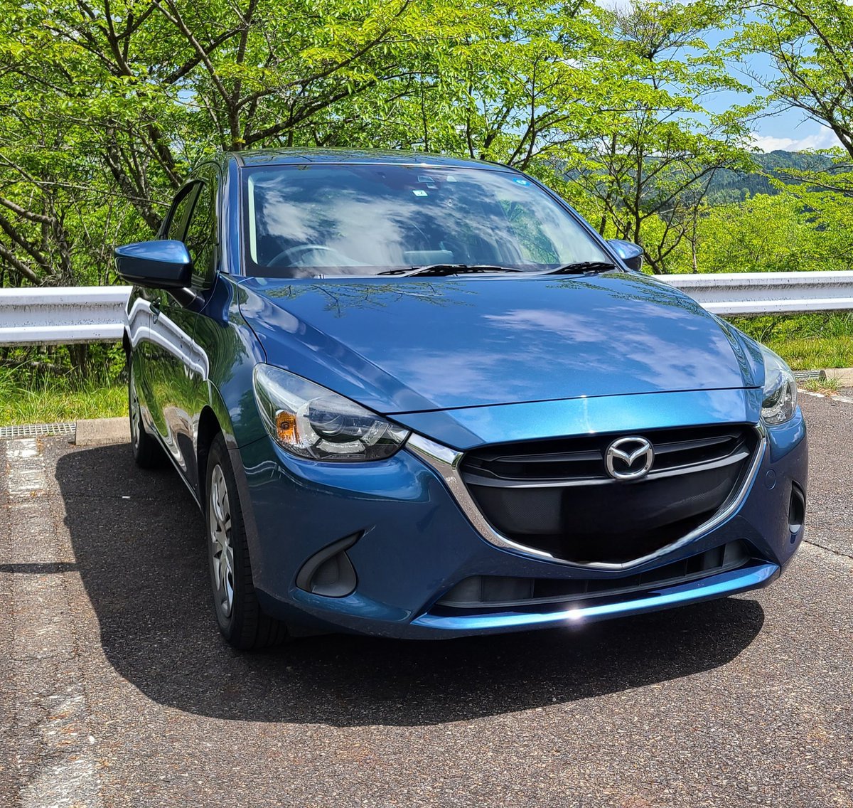 yu_ri3006's tweet photo. マツダ2（デミオ）生産終了のニュース。
思えば、私のカーライフの始まりはDJデミオでした。
​CX-8、CX-80と乗り継いできて、​どんなに大きな車に乗るようになっても、私の運転のベースは間違いなくあの一台にあります。
たくさんの思い出をありがとう。
​#Mazda2 #デミオ #マツダ #人馬一体 https://t.co/NNSmB7iwMb