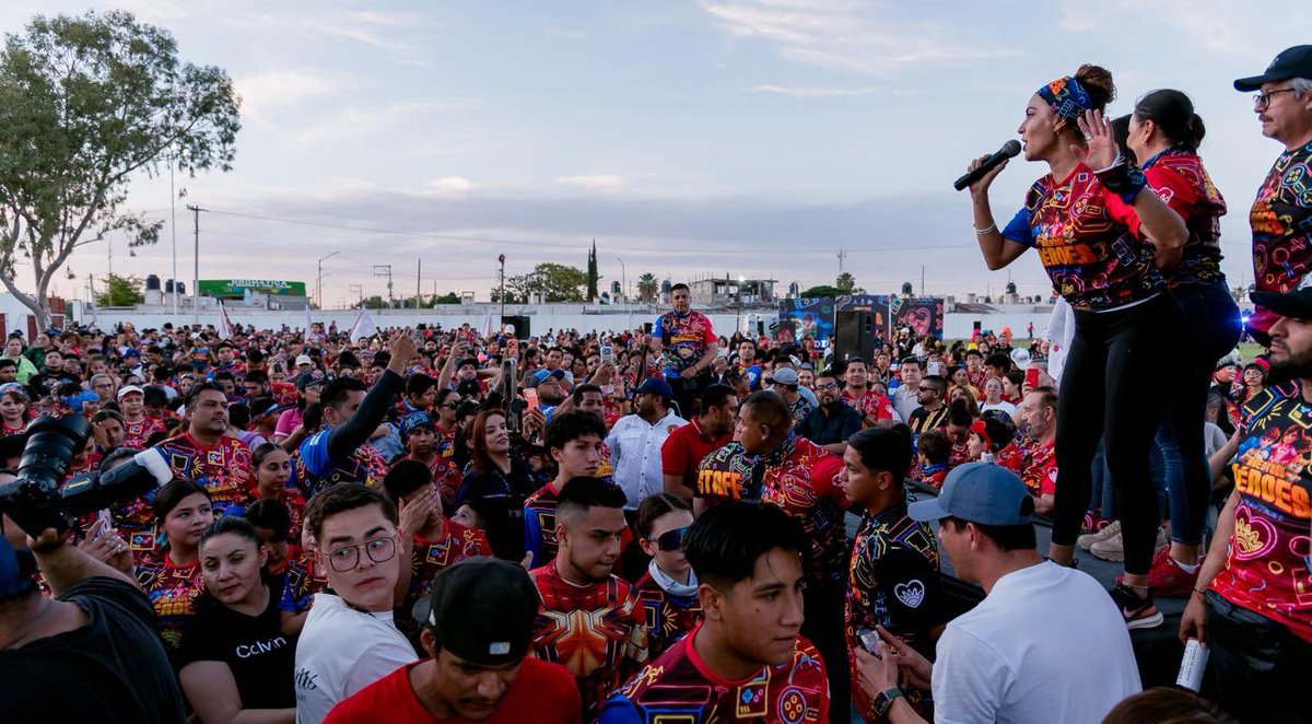 EVillegasV's tweet photo. Como siempre, @Marisol_rosso poniéndole corazón, sazón y mucha energía a cada evento, en equipo con el DIF Estatal. ❤️

Con gran ambiente, diversión y mucha alegría, así se vivió la carrera Nuestros Héroes 2026 en La Laguna. 🏃‍♂️🎮

En mi facebook te comparto el álbum de fotos completo; si te ves en alguna, cuéntame qué tal la pasaste y si tu niño o niña interior también se divirtió. 🙌