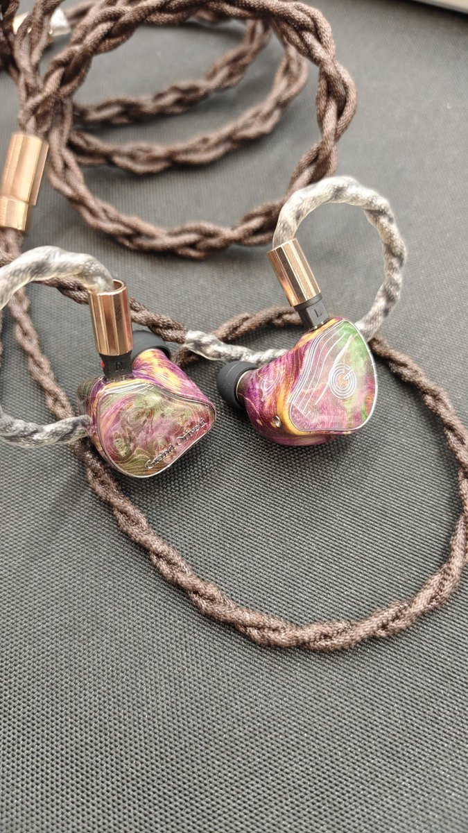MikiEvo91's tweet photo. GRAND ORIVETI EMIENCY
Supremacyの後に聴くと高域の伸びと
音場の広さが目立つ印象。低域はこちらの方が深くダイナミック、ボーカルは前に押し出す感じで荒さはない。

イイね！
#ヘッドフォン祭 https://t.co/66G1uBcYSk