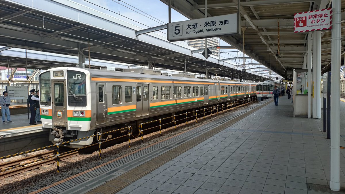 213系廃車回送ツアーは岐阜駅に停車。今回乗車している213系はH13編成です。岐阜駅ではロイヤルエクスプレスが通過しました。