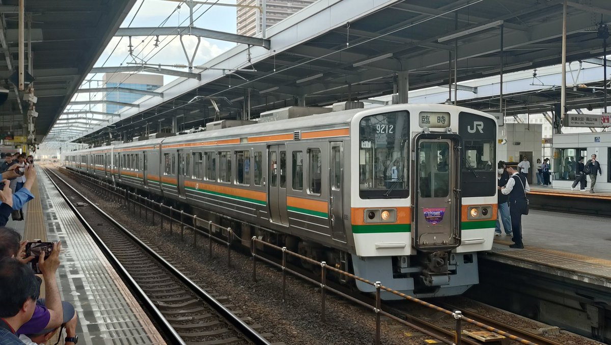 213系廃車回送ツアーは岐阜駅に停車。今回乗車している213系はH13編成です。岐阜駅ではロイヤルエクスプレスが通過しました。