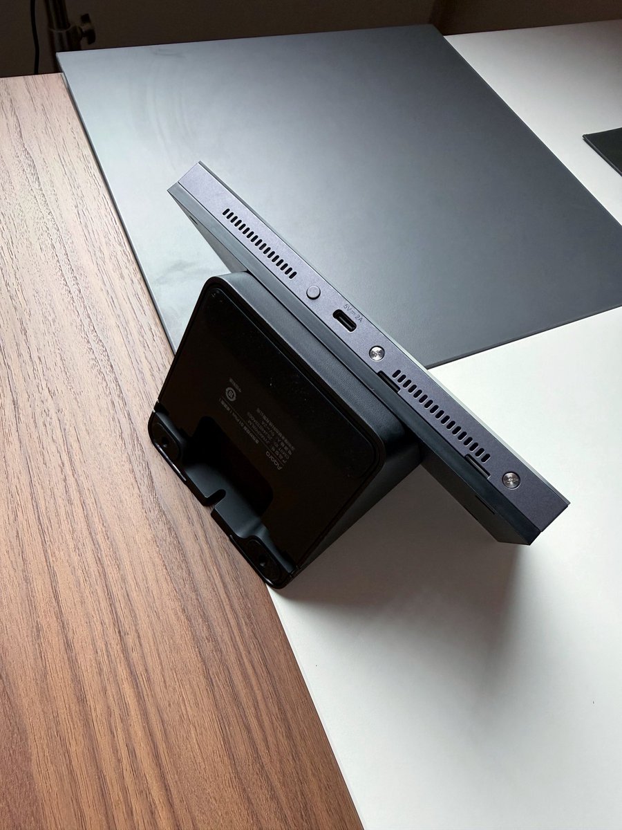 ttommychic's tweet image. 一枚来自Aqara的微创新产品
集合了siri与桌面版功能
能够一定程度的隐藏电线
做工质感过关
对比第三方桌面底座
血统更纯正

#Aqara #applehome #homekit #matteroverthread