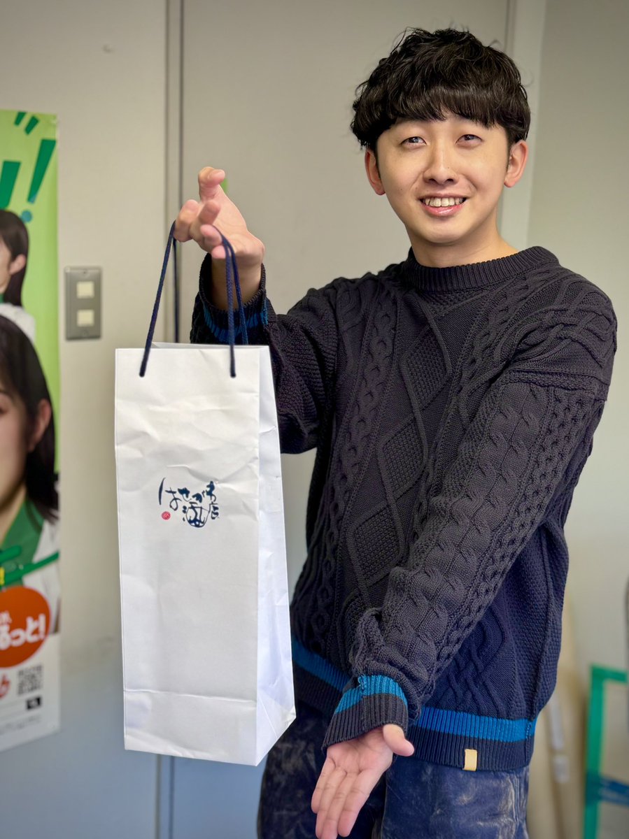 おとなりのラジオ福島
パドックブースで解説中の
日刊競馬の廣中築究さんから
お祝いをいただきました。

お気遣いいただきまして
ありがとうございます！

廣中さんも頑張ってください❤️