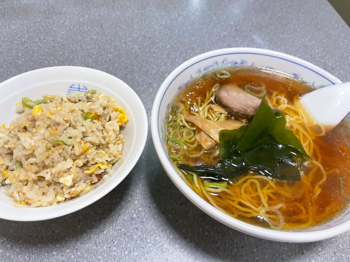 umaimono_OL's tweet photo. 新御徒町の町中華「生駒軒」で炭水化物祭りランチ🍜

頼んだのは王道のラーメン×半チャーハンセット🍥
透き通った醤油スープが身体に染み渡る…！
しっとり系のチャーハンで美味しかった🤤

このボリュームで1,050円！
コスパ良すぎて感動🥺
店内はどこか懐かしくて、1人でも入りやすい雰囲気。
お店の看板がレトロ可愛くてパシャリ📷
蔵前・浅草橋に行く途中やガッツリ食べたい気分の時に◎

現金Onlyなのでご注意を〜！