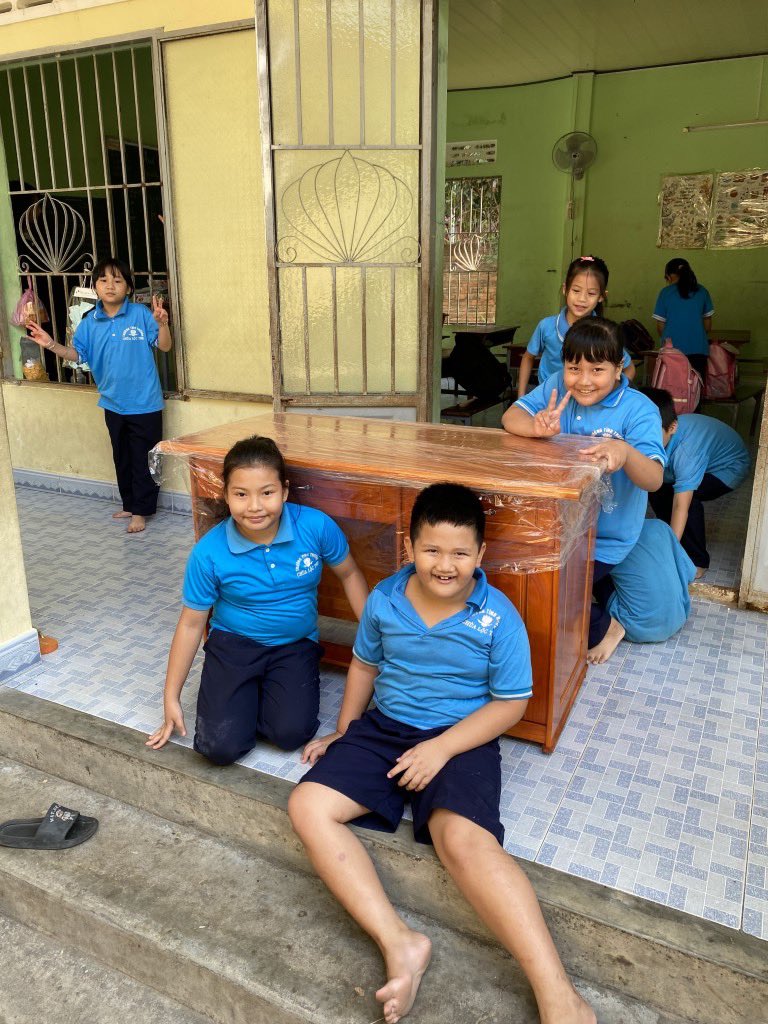 AhrenLVK's tweet image. New furniture &amp;amp; fresh food for Loc Tho! 🏫🍎 We delivered 6 new teacher’s desks and a full shipment of pantry staples to the charity school. We ended the day with our favorite tradition: courtyard ice cream and bubble tea  for all the students! 🍦✨ #Charity #Vietnam #Education