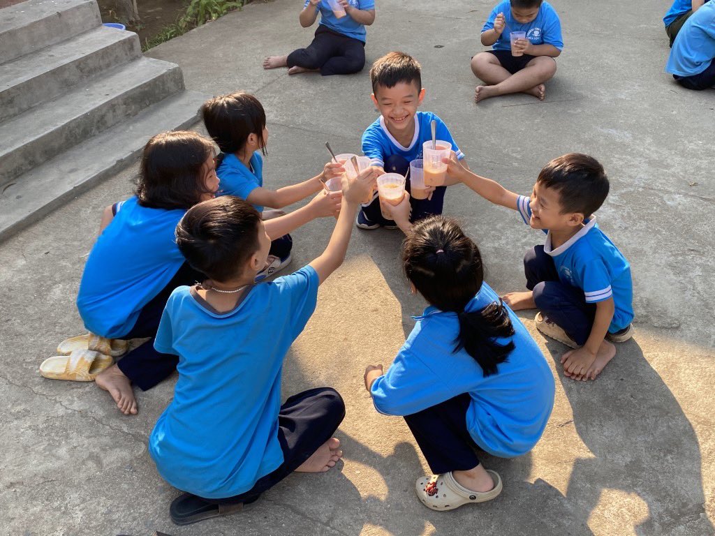AhrenLVK's tweet image. New furniture &amp;amp; fresh food for Loc Tho! 🏫🍎 We delivered 6 new teacher’s desks and a full shipment of pantry staples to the charity school. We ended the day with our favorite tradition: courtyard ice cream and bubble tea  for all the students! 🍦✨ #Charity #Vietnam #Education