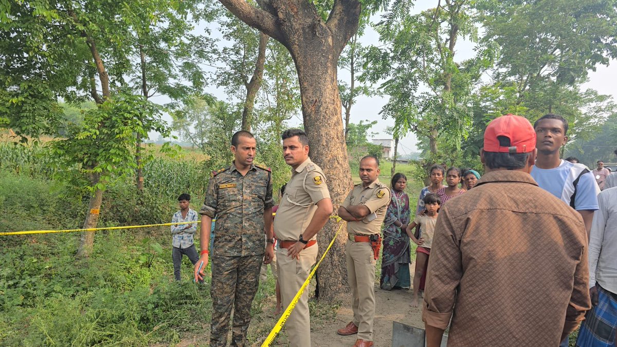 prabhatkhabar's tweet image. कटिहार: कोढ़ा थाना क्षेत्र के महीनाथपुर पंचायत में नहर पुल के पास 25 वर्षीय महिला संगीता कुमारी का शव सड़क किनारे मिला. मामले में हत्या की आशंका जताई जा रही. पुलिस ने पति और ससुर को हिरासत में लेकर जांच शुरू कर दी.

कटिहार से अमीर सोहेल की रिपोर्ट 

#Bihar #Crime #Murder