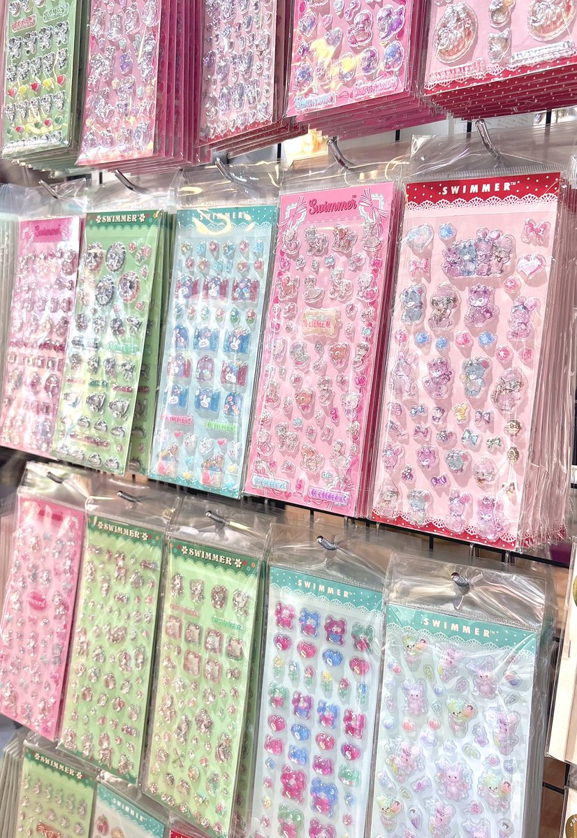 libretto_ak's tweet image. あのSWIMMERの立体シールがたくさん入荷しました!!
おなじみのうさぎやひつじのキャラクターはもちろん、色々なデザインをご用意しました💛🩵🩷
ぜひ店頭でお求めください🤍🐰🐈🐑🐼
#立体シール
#swimmer
#スイマー
#リブレットマーケット
#赤レンガ倉庫