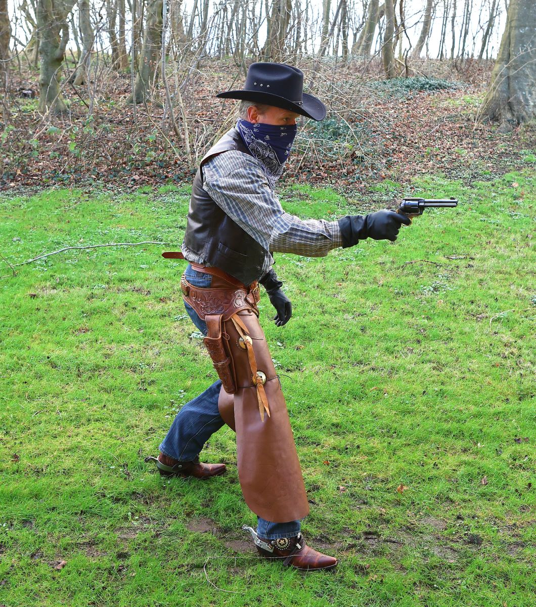 lofoten22's tweet image. Jingling spurs. The weight of the revolver. The smell and sound of creaking leather. The bang when you shoot, the hard recoil and the smell of sour gunsmoke... That's my cowboy universe. Any cowgirls who want to join? #cowboy #cowboyboots #leather #western