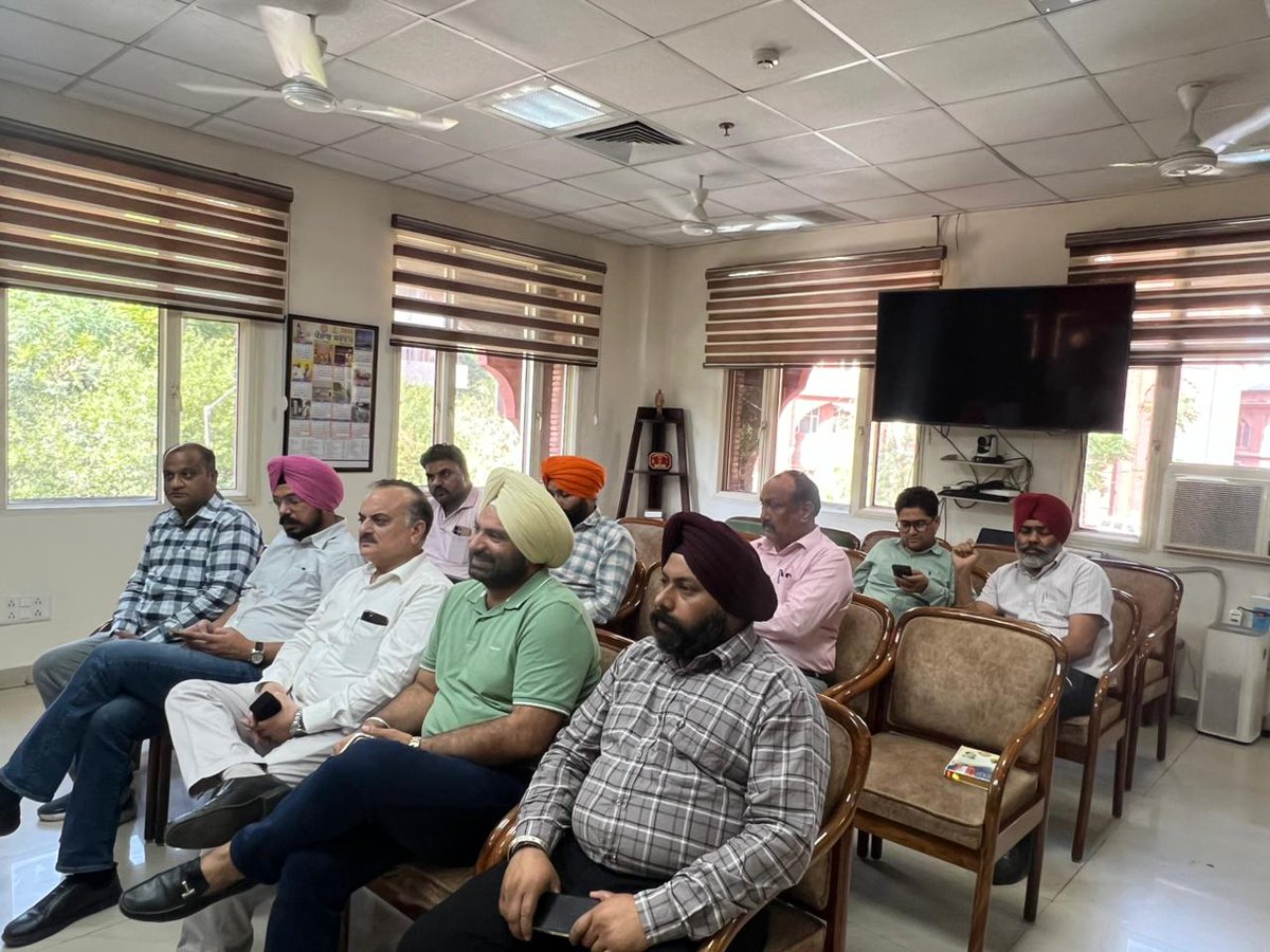 Ranjitpalpunjab's tweet image. ਕੱਲ੍ਹ ਅੰਮ੍ਰਿਤਸਰ ਦੇ ਡਿਪਟੀ ਕਮਿਸ਼ਨਰ ਨਾਲ ਇੱਕ ਮਹੱਤਵਪੂਰਨ ਮੀਟਿੰਗ ਕੀਤੀ ਗਈ, ਜਿਸ ਵਿੱਚ ਟ੍ਰੇਡ ਨਾਲ ਸੰਬੰਧਿਤ ਵੱਖ-ਵੱਖ ਮਾਮਲਿਆਂ ‘ਤੇ ਵਿਸਥਾਰ ਨਾਲ ਚਰਚਾ ਕੀਤੀ ਗਈ ਅਤੇ ਭਵਿੱਖੀ ਯੋਜਨਾਵਾਂ ਬਾਰੇ ਵਿਚਾਰ ਸਾਂਝੇ ਕੀਤੇ ਗਏ।

#TradeDevelopment #BusinessGrowth #PolicyDiscussion #Amritsar #ranjitpalsinghpunjab
