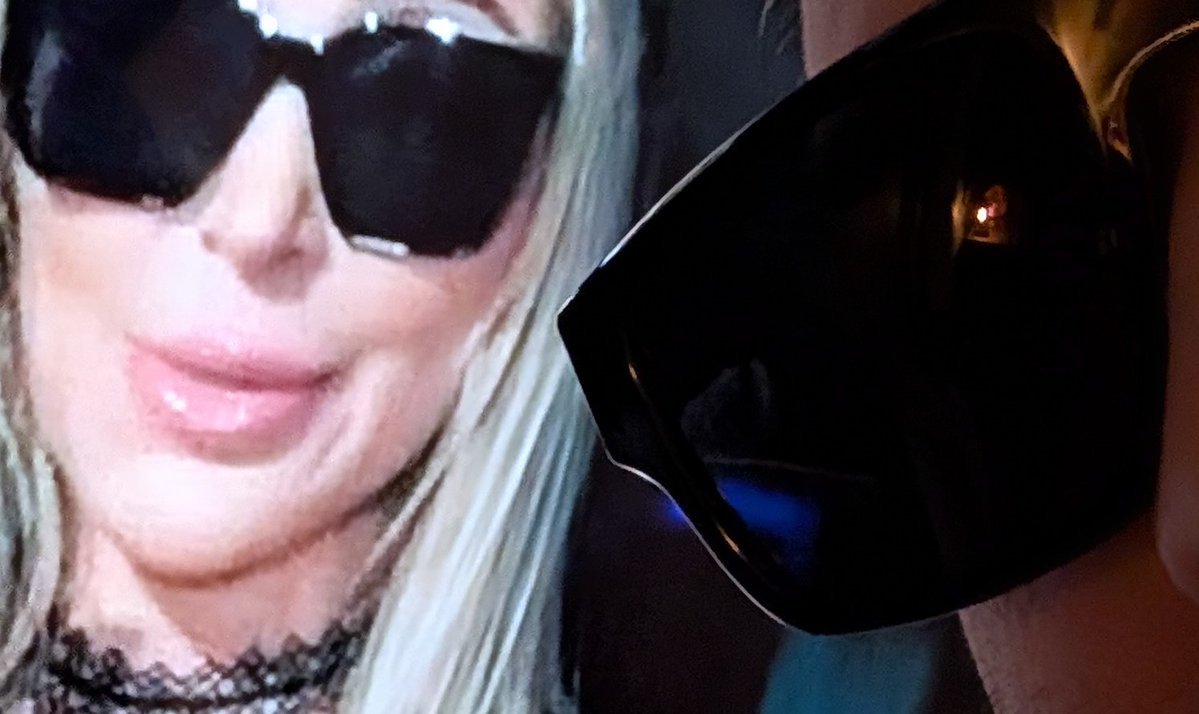 JackSlater4's tweet image. Loving the glasses tonight Darcy. I happened to just get my pair of alien spotters in today!
@kinky_horror 
@therealjoebob 
#TheLastDriveIn