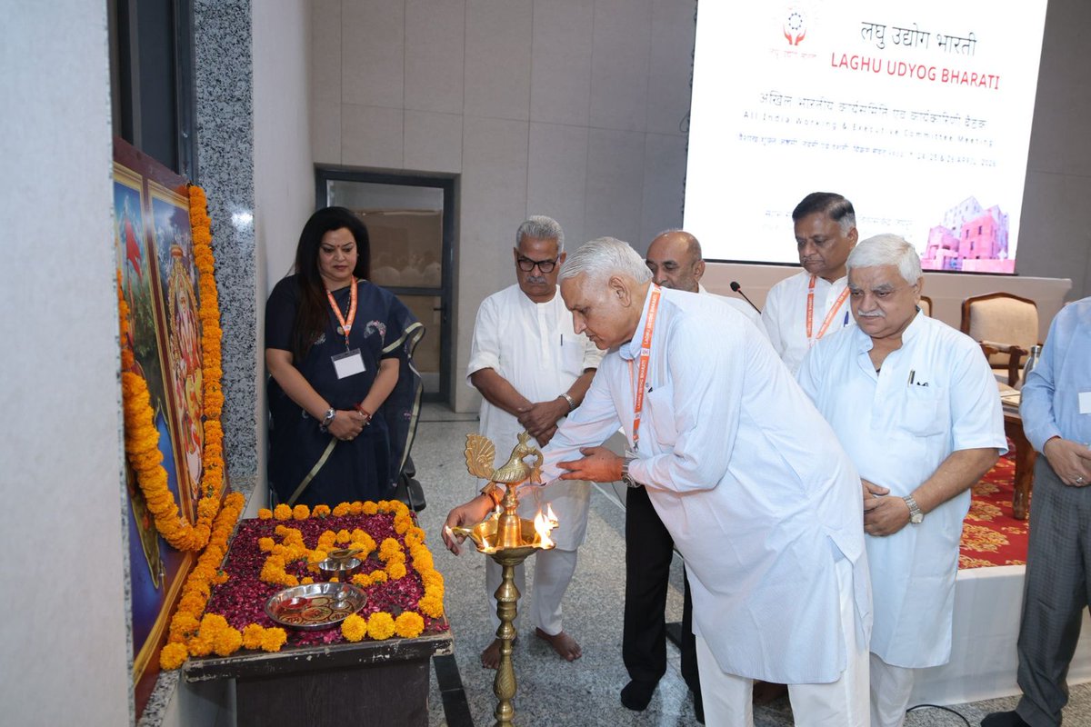 लघु उद्योग भारती की अखिल भारतीय कार्यकारिणी  की बैठक का जयपुर के श्री सोहन सिंह स्मृति कौशल केंद्र में राष्ट्रीय स्वयंसेवक संघ के  सह सरकार्यवाह माननीय कृष्ण गोपाल जी , LUB अखिल भारतीय संगठन मंत्री माननीय प्रकाशचंद जी , अखिल भारतीय अध्यक्ष श्री मधुसूदन जी दादू एवं महामंत्री श्री