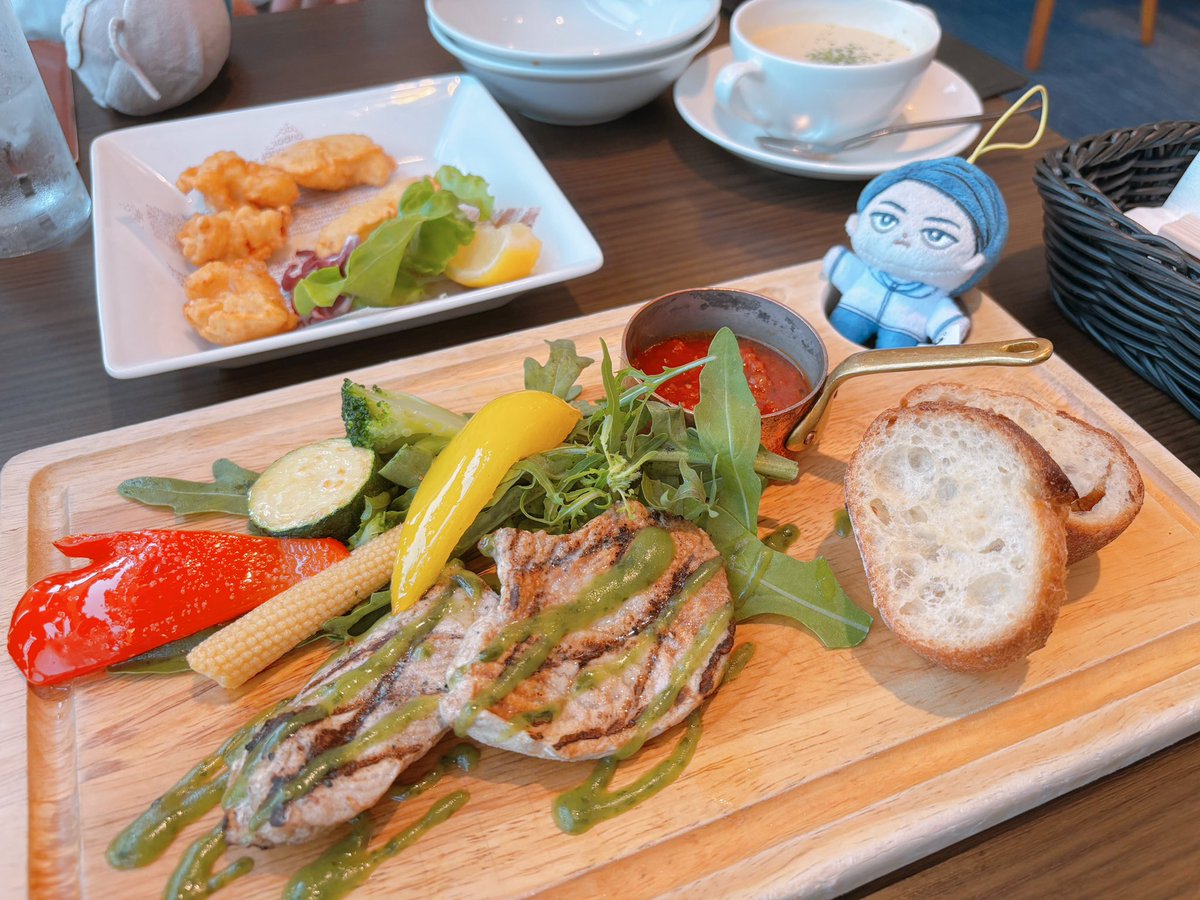 ほら🌋、サメのステーキとワニのフライだよ