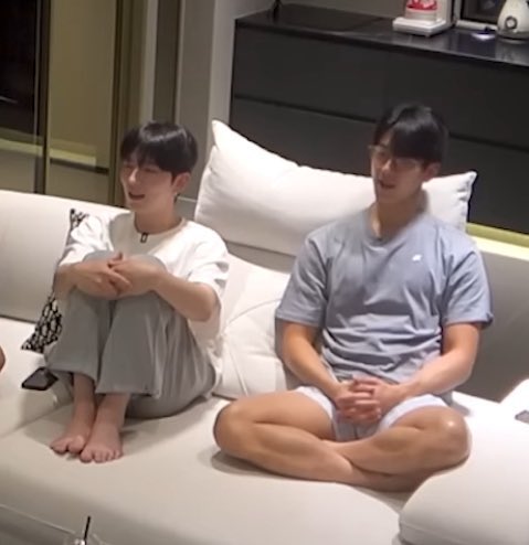 monstasaurs's tweet photo. showki size difference https://t.co/skLoAZ97aL