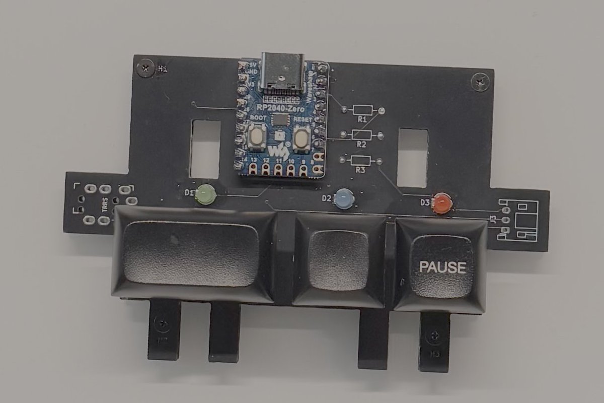 k2___________'s tweet image. Claude Code 用の物理コントローラを作りました。

ボタン3つ：LEDでClaudeの状態も通知——いつ判断が必要かが一目でわかる。
キーボードでも同じ操作はできる——でも専用デバイスがあると、ちゃんと立ち止まって考えるようになる。反射じゃなく、判断として。
github.com/etalli/Gavel
#ClaudeCode