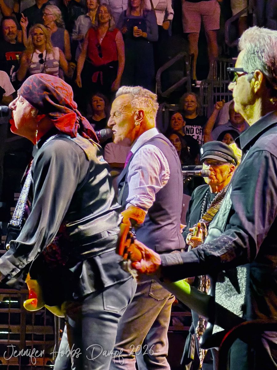 VLafora's tweet image. Hi tramps, happy #SpringsteenSaturday 
to all #BS &amp;amp; #ESB friends @springsteen 
📷 By #JenniferDampf Phoenix, April 16, '26
📹By #MarcusT "Hungry Heart", Live Phoenix
youtu.be/vR_v7DuhGnE?is…
@Mosqueter4 @PaulApp0505 @BDoltri @ToonTravels @tommymcc321 @shrewdkitty @Paulhaider74