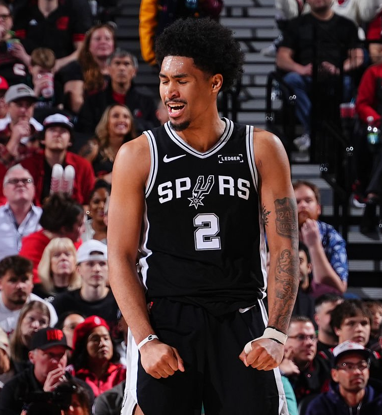 50NuancesDeNBA's tweet image. LES SPURS GAGNENT À PORTLAND 120-108 ET REPRENNENT L'AVANTAGE DU TERRAIN [2-1] 🔥

SANS WEMBY, SAN ANTONIO A PATAUGÉ...LES TEXANS ONT MÊME COMPTÉ JUSQU'À 15 POINTS DE RETARD...ET PUIS DYLAN HARPER :

◾️ 27 POINTS
◾️ 9/12 FG | 4/5 3P | 5/6 FT
◾️ 10 REBONDS
◾️ 3 ASSISTS
⏱️ 29