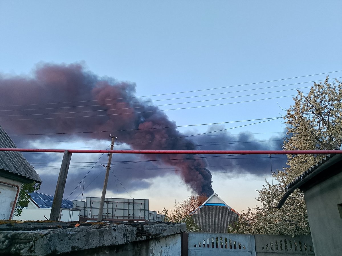 вид з двору на весняний ранок, коли ти українка