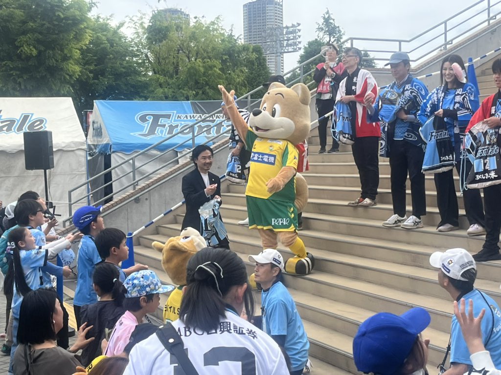 ふろん太くん

今日はさそってくれてありがとう🐶

「餅まき」とても楽しかったよ‼️
みなさんも温かくむかえてくれて
とてもうれしかったです💕

試合では お互いにせいせいどうどう
よい試合をしようね💪

ジェフィより

#jefunited
#frontale
#ジェフィ